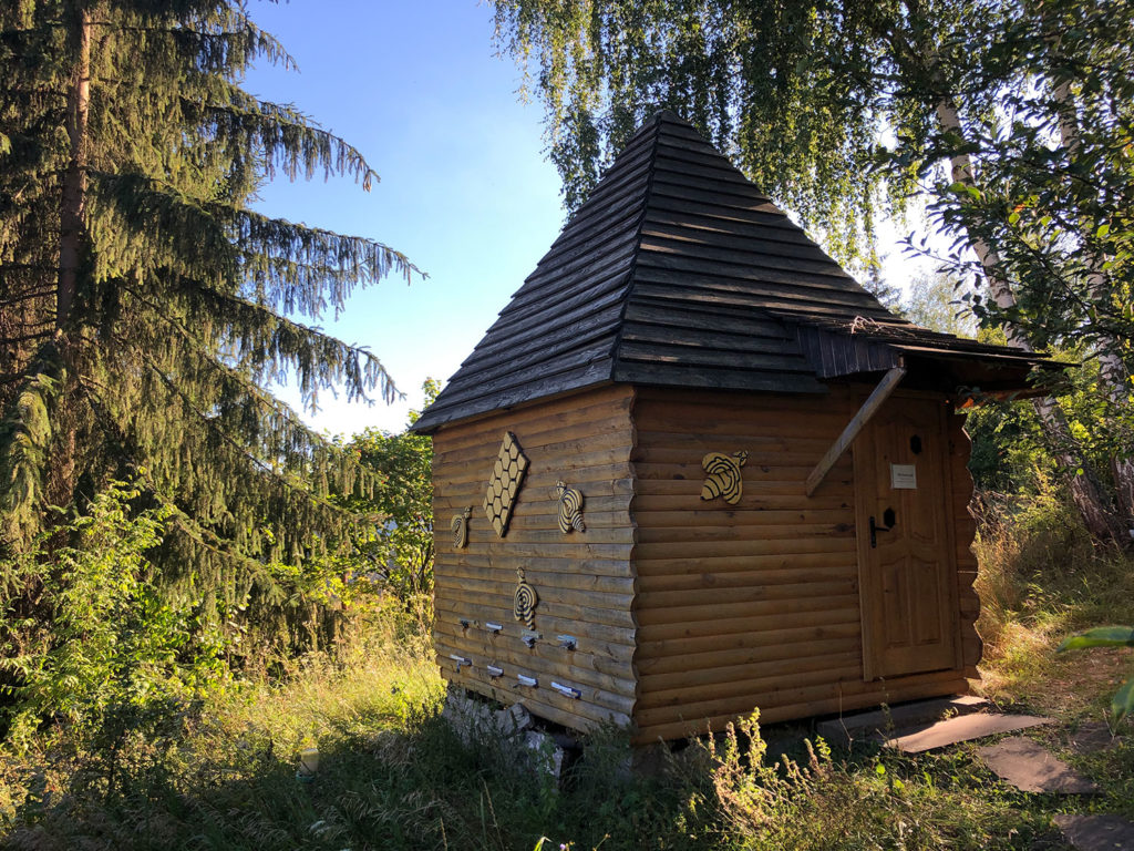 'Honey Heaven' - sleeping in a house on a beehive